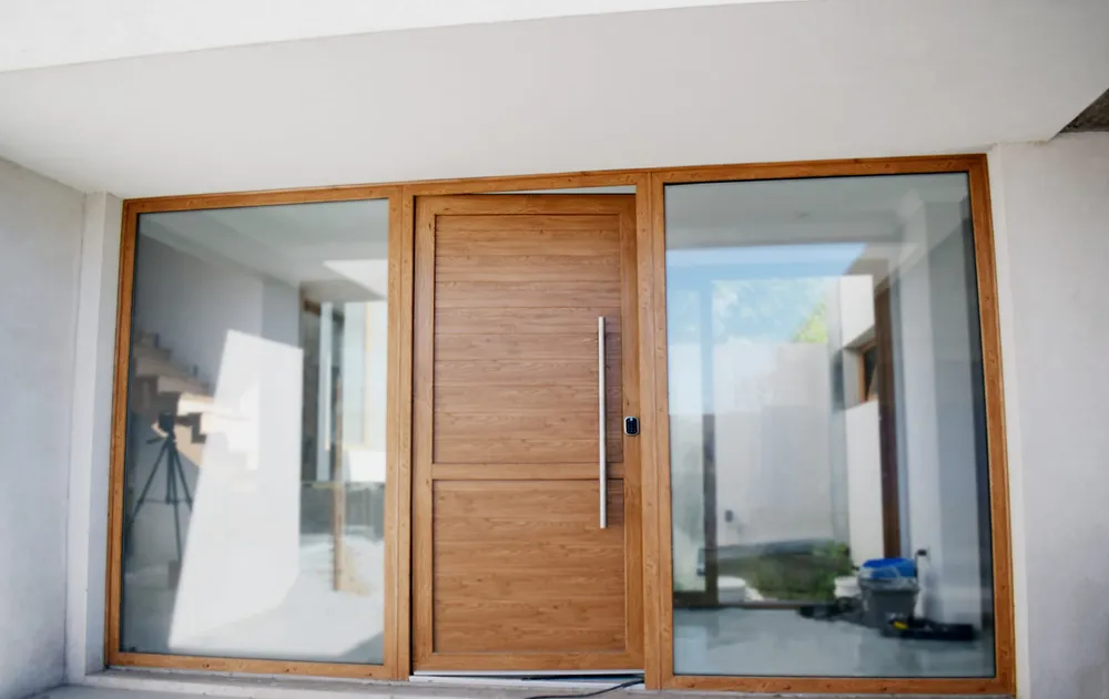 Puerta de PVC Winchester con paños fijos laterales en General Pico