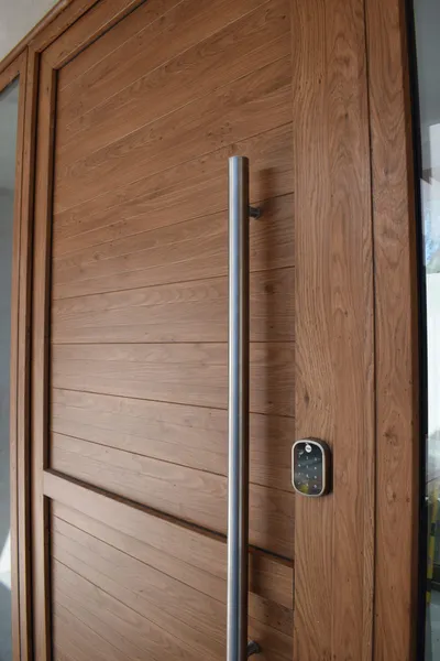 Detalle de la puerta de PVC Winchester con manijón y cerradura digital