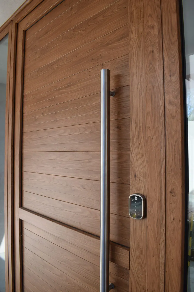 Detalle de la puerta de PVC Winchester con manijón y cerradura digital
