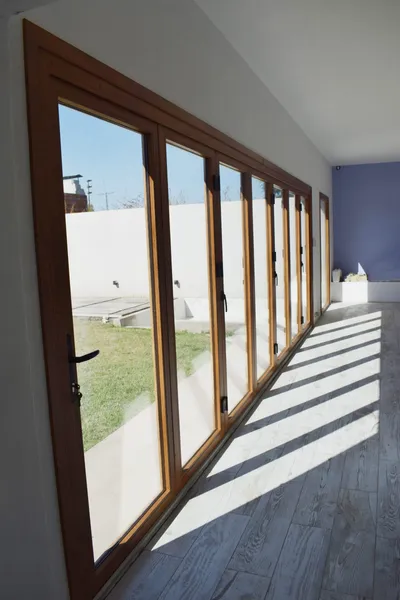 Galería con paños fijos corridos de PVC Winchester vista desde el interior