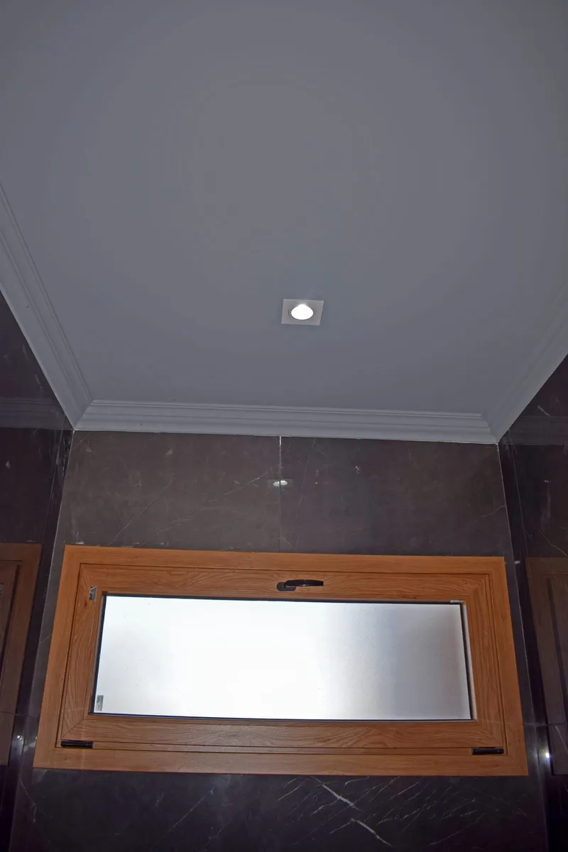Ventana proyectante de PVC Winchester con vidrio esmerilado en el baño