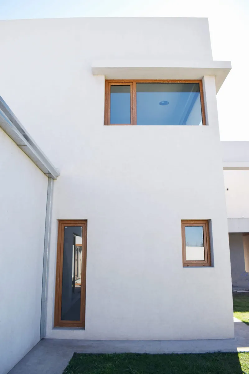 Fachada con ventanas de PVC Winchester en dos niveles