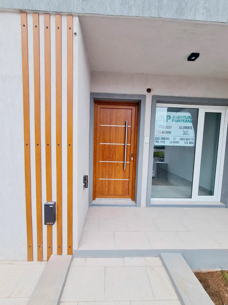 Acceso con puerta de PVC Winchester y parasoles de madera en General Pico