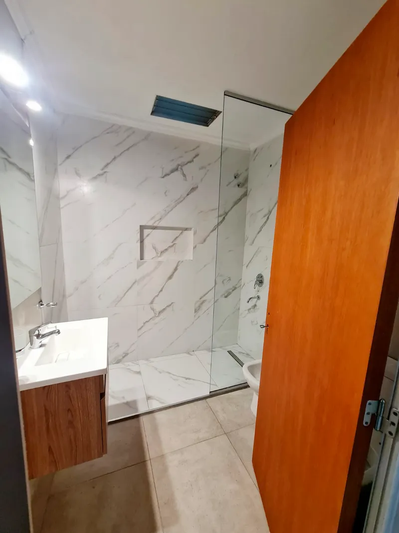Mampara de vidrio templado en la ducha del baño principal