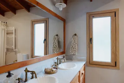 Ventana de PVC Turner con vidrio esmerilado en el baño principal