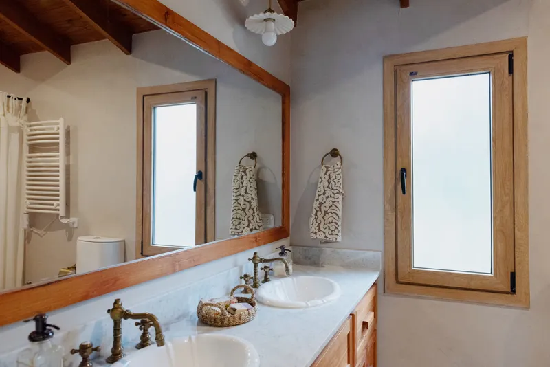 Ventana de PVC Turner con vidrio esmerilado en el baño principal