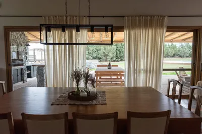 Comedor con ventanal corredizo de PVC Turner y salida a la galería
