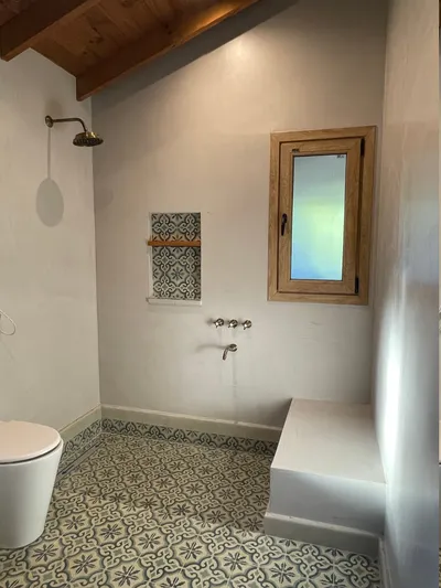 Ventana proyectante de PVC Turner sobre la bañera del baño