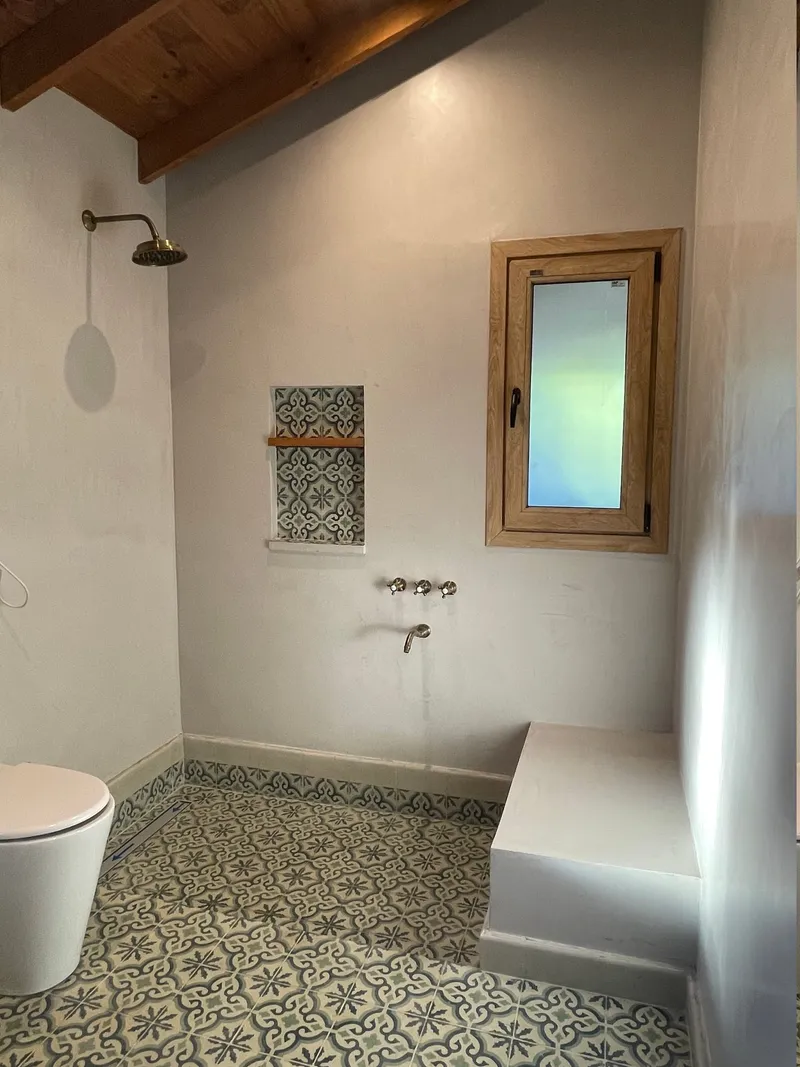 Ventana proyectante de PVC Turner sobre la bañera del baño