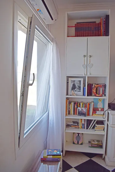 Ventana de aluminio blanco abierta en el dormitorio
