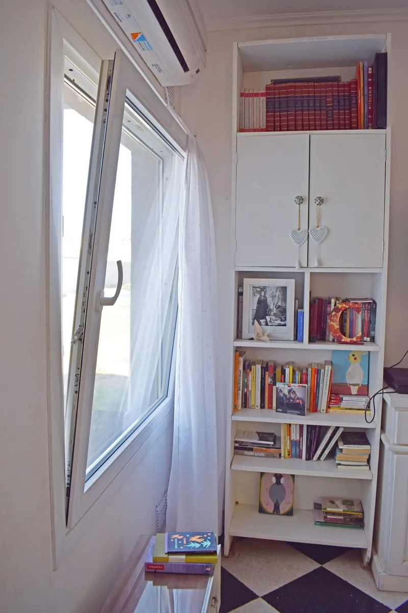 Ventana de aluminio blanco abierta en el dormitorio