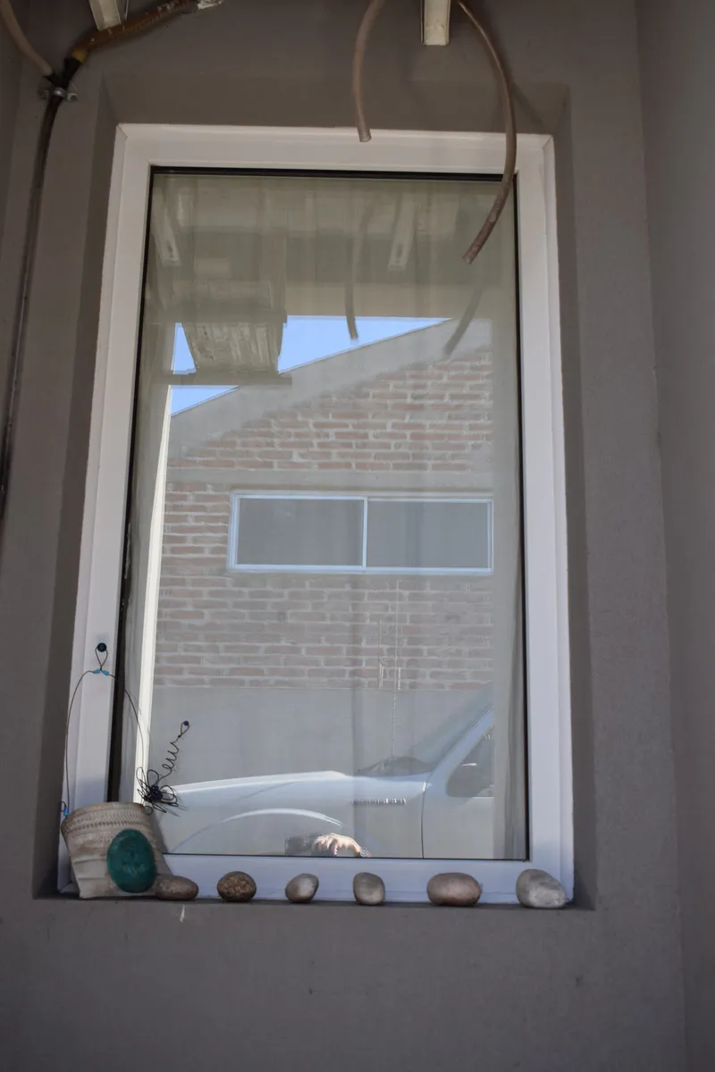 Ventana de aluminio blanco sobre la bañera del baño