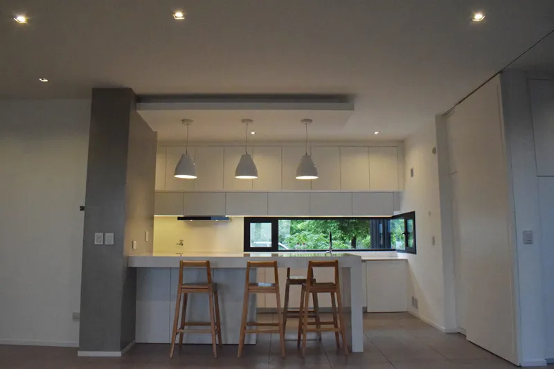 Cocina y comedor con aberturas de PVC negro en una casa de General Pico
