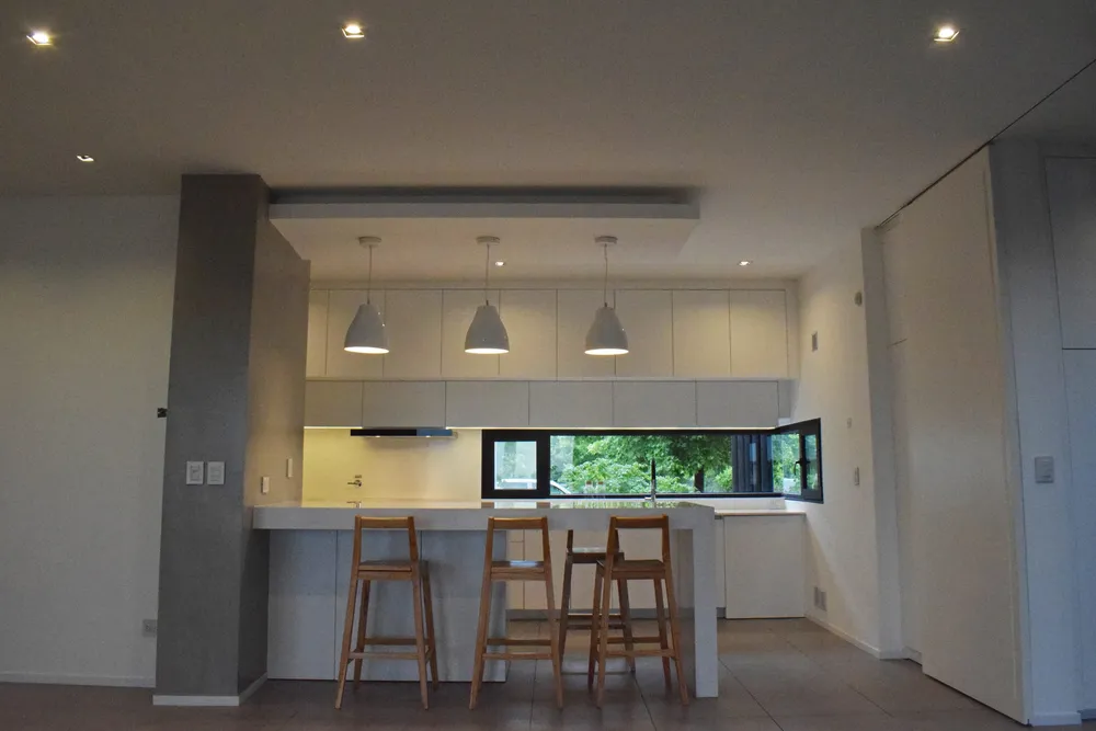 Cocina y comedor con aberturas de PVC negro en una casa de General Pico