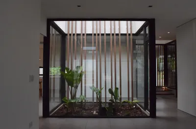 Patio interno cerrado con paños fijos de PVC negro