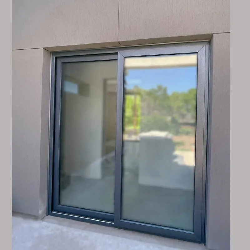 Ventana corrediza de PVC Titanio con vidrio DVH sobre revestimiento gris