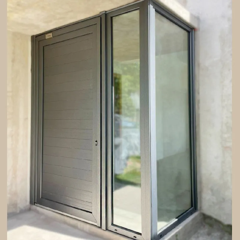 Puerta de PVC Titanio con hoja ciega tablillada y paño fijo lateral vidriado