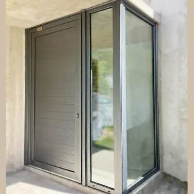 Puerta de PVC Titanio con hoja ciega tablillada y paño fijo lateral vidriado